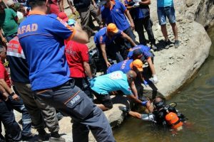 17 yaşındaki &ccedil;oban serinlemek i&ccedil;in girdiği g&ouml;lette boğuldu