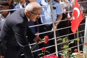Şehit &Ouml;mer Halisdemir kabri başında anıldı