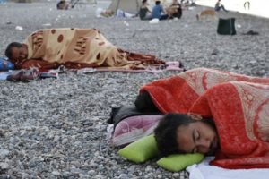 Antalya'da sıcaklardan kurtulmak isteyen tatilciler sahilde sabahlıyor