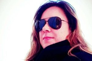 Ak&uuml;l&uuml; ara&ccedil;la duvara &ccedil;arparak &ouml;ld&uuml;