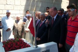 Varank'ın mezarı başında Kur'an-ı Kerim okudu