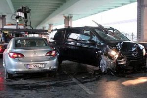 Bursa plakalı ara&ccedil; kontrolden &ccedil;ıktı: 1'i ağır 2 kişi yaralı