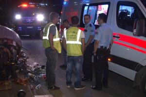 Kağıt toplayan gen&ccedil;, otomobilin altında kaldı