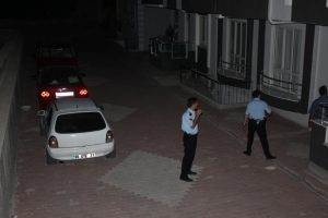Alkoll&uuml; s&uuml;r&uuml;c&uuml; mahalleyi ve polisi &ccedil;ileden &ccedil;ıkardı