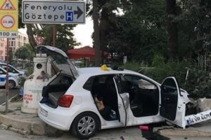Hırsızlık zanlıları polisten ka&ccedil;arken duvara &ccedil;arptı