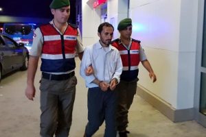 Otob&uuml;steki T&uuml;rk Bayrağını indirmek isteyen yolcuya g&ouml;zaltı