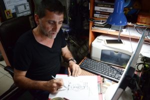 Şehrinin sorunlarını karikat&uuml;rle anlayıyor