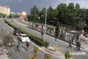 Yola fırlayan &ccedil;ocuğa otomobil b&ouml;yle &ccedil;arptı