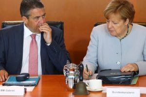 Almanya Dışişleri Bakanı, Merkel'i topa tuttu