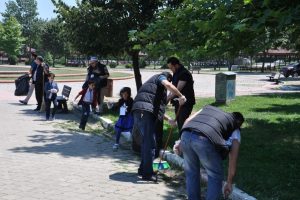 Bursa'da Suriyelilerden park temizliği