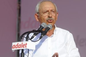 Kılı&ccedil;daroğlu'na hakaret ettiği iddia edilen kardın serbest bırakıldı