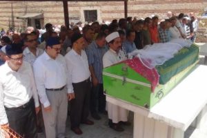 Bursa'da tabutunun &uuml;zerine gelinlik koyularak son yolculuğuna uğurlandı