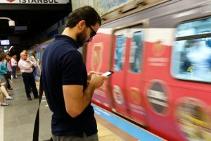 İBB Metro'dan 'yayılarak oturma' uyarısı yapıldı