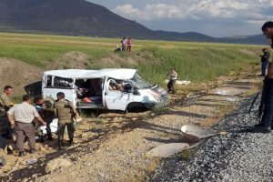 Minib&uuml;s takla attı: 2 &ouml;l&uuml;, 4 yaralı