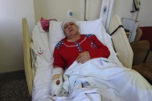 Sandalye y&uuml;z&uuml;nden tartıştığı eşini baltayla ağır yaraladı