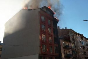 Tutuşan ısı yalıtımı apartmanı yaktı