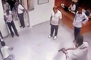 Devlet hastanesinde dehşet! Doktoru bı&ccedil;akla rehin alındı