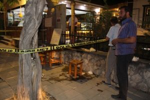 Kafe &ouml;n&uuml;nde bı&ccedil;aklı kavga: 1'i ağır 2 yaralı