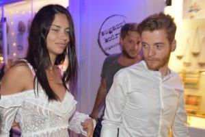Adriana Lima elini bir an olsun bırakmıyor
