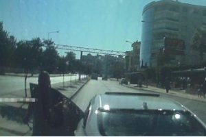 Yol isteyen ambulans şof&ouml;r&uuml;ne &ouml;nce tepki g&ouml;sterip yol verdi