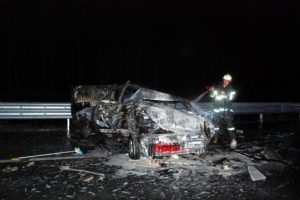 Kaza yapıp alev alan otomobilde 2 kişi yaralandı