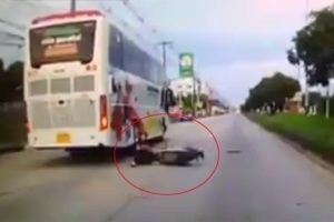 Otob&uuml;s&uuml;n altında kalmaktan santimlerle kurtuldu