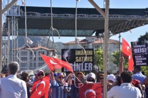 Duruşma salonu dışına darağacı kuruldu