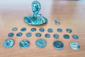 Tarihi eser ka&ccedil;ak&ccedil;ısı &Ouml;zbek kadına g&ouml;zaltı