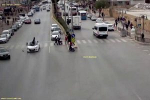 Aceleci yaya takla atıp yere &ccedil;akıldı
