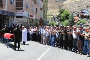 Askeri t&ouml;renle defnedilen gazinin yakınlarında panik!