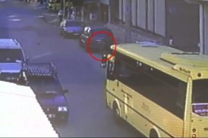 Yola ka&ccedil;an topu almak isterken minib&uuml;s&uuml;n altında kaldı