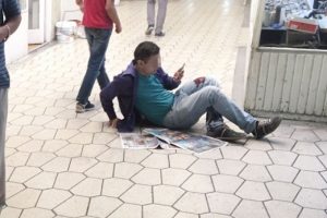 Kızını rahatsız eden genci tabancayla yaraladı