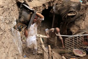 Pakistan'da yağışın bilan&ccedil;osu ağır: En az 16 &ouml;l&uuml;