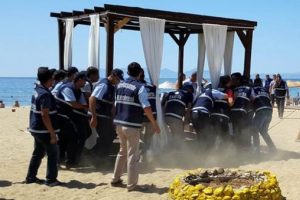 &Uuml;nl&uuml; plajda hava destekli operasyon! Tatilciler şaştı kaldı