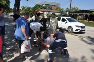 Bursa İznik'te yolun karşısına ge&ccedil;meye &ccedil;alışan yayaya motosiklet &ccedil;arptı