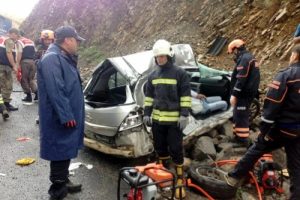 Otomobille kamyonet &ccedil;arpıştı: 3 &ouml;l&uuml;, 1 yaralı