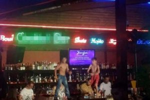Barda &ccedil;ocukların yarı &ccedil;ıplak dansına tepki