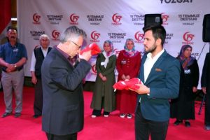 Şehit yakınları Erdoğan'a T&uuml;rk bayrağı g&ouml;nderdi