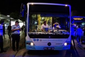 Halk otob&uuml;s&uuml; yolculara &ccedil;arptı: Yaralılar var