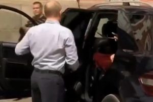 Kremlin a&ccedil;ıkladı: Putin'in aracındaki kadın...