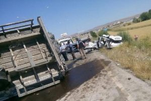 TIR otomobil ile &ccedil;arpıştı: 3 &ouml;l&uuml;, 2 yaralı
