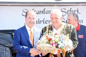 Rekortmen Kırkpınar ağasına, davullu-zurnalı karşılama