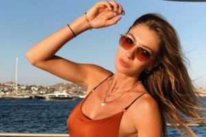 Şeyma Subaşı'dan Mikanos'ta bekarlığa veda partisi