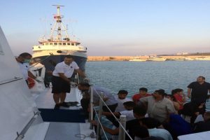 Akdeniz a&ccedil;ıklarında 156 g&ouml;&ccedil;men yakalandı