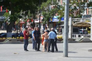 Elektrik faturası fazla geldi, valilik &ouml;n&uuml;nde soyundu!