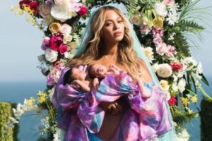 Beyonce ikiz bebeklerinin fotoğrafını paylaştı!