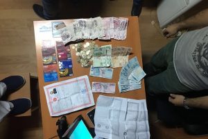 Bursa'da dilencinin &uuml;zerinden &ccedil;ıkanlar şok etti