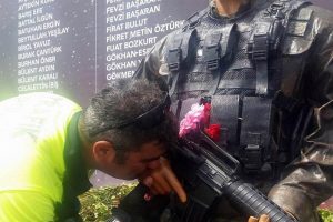 Trafik polisi, &Ouml;mer Halisdemir heykelinin elini &ouml;pt&uuml;