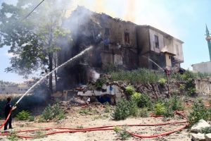 Tarihi binalarda yangın: Binalardan biri &ccedil;&ouml;kt&uuml;