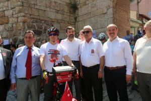 Bursalı bisiklet&ccedil;i, &Ouml;mer Halisdemir'in kabrini ziyaret edecek
